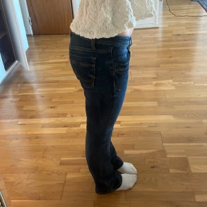 LTB jeans valentine - Säljer mina LTB jeans i storleken 27/30 då dom är lite för stora för mig. På höger benet längst ner så finns det ingen söm men det är inget som märks och är lätt att fixa