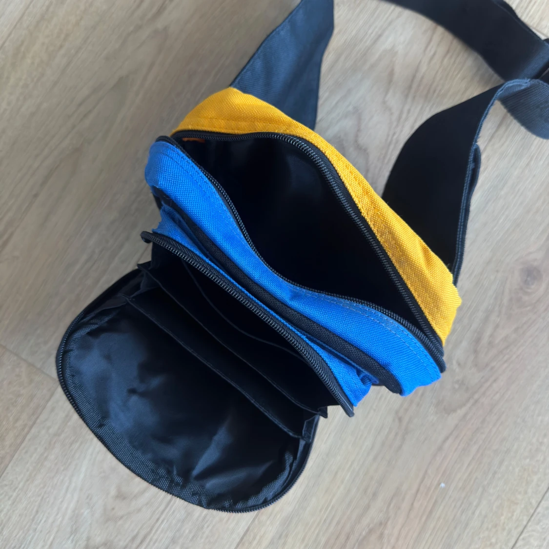 Kappa axelväska i gult, blått och svart - 2