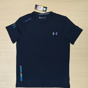 Svart Under Armour HeatGear set - Skönt Under Armour set. Perfekt för träning och fysisk aktivitet. Shortsen använda 3 gånger. Om du vill köpa enskilt dma. T shirt 400 Shorts 400. Hela setet e billigare.