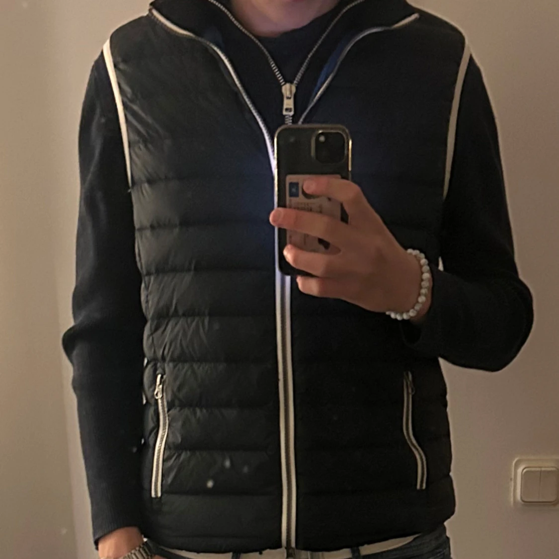 Marinblå East West dunväst med vita detaljer