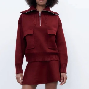 Set - Så fint set från Zara, kjolen är i storlek S och tröjan är M.  