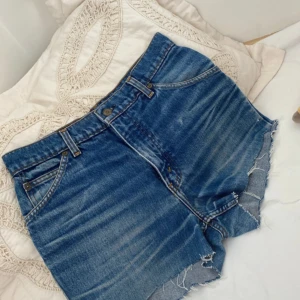 Jeans shorts- Levis - Supernajs jeansshorts från Levis med en vintage touch. Passar S om man vill ha lite baggy
