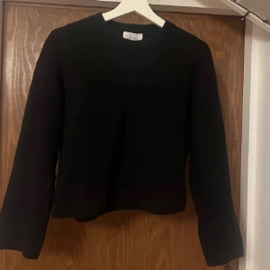 Stickad Tröja  - Svart stickad tröja från &OtherStories, väl använd men i väldigt fint skick och skönt material