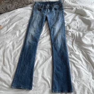 Low waist jeans  - Low waist boocut jeans från replay använda några gånger, storlek 28/32 men dom är väldigt små i storleken så skulle nog säga att dom är mer som 25/26