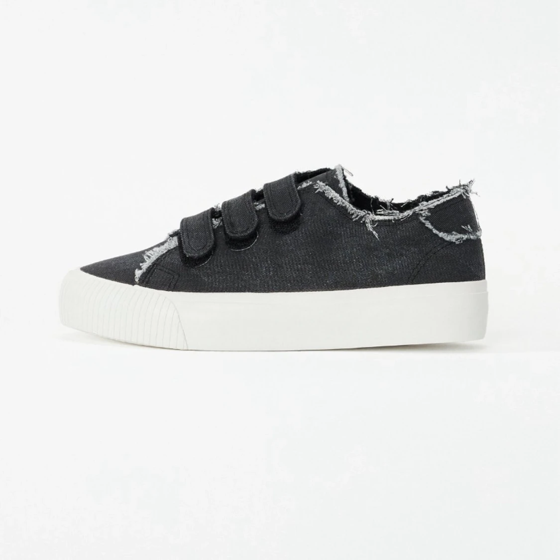 Svarta sneakers med fransade kanter - 1