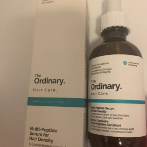 The Ordinary Multi-Peptide Serum - The Ordinary Multi-Peptide Serum for Hair Density kommer i en brun glasflaska med vit etikett och pipett. Serumet är framtaget för att ge tjockare, fylligare och friskare hår. Passar alla hårtyper och har en stilren, minimalistisk design. Köpt för bara några veckor sedan, använd vid 3 tillfällen. Köpt på KICKS för 295 kr exklusive frakt!