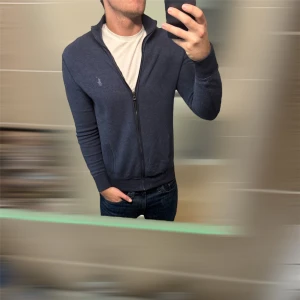 Ralph Lauren Fullzip - As fet fullzip från Ralph Lauren | Skick 9/10 | Storlek S | Modellen på bild är 180 o väger 78 | Hör av er vid fler funderingar! 
