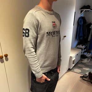 Grå stickad tröja från Morris - Säljer en riktigt fet tröja från Morris med feta detaljer. Skriv om du har några frågor eller funderingar!!!