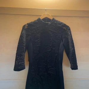 Klänning  - Klänning med halvlånga ärmar