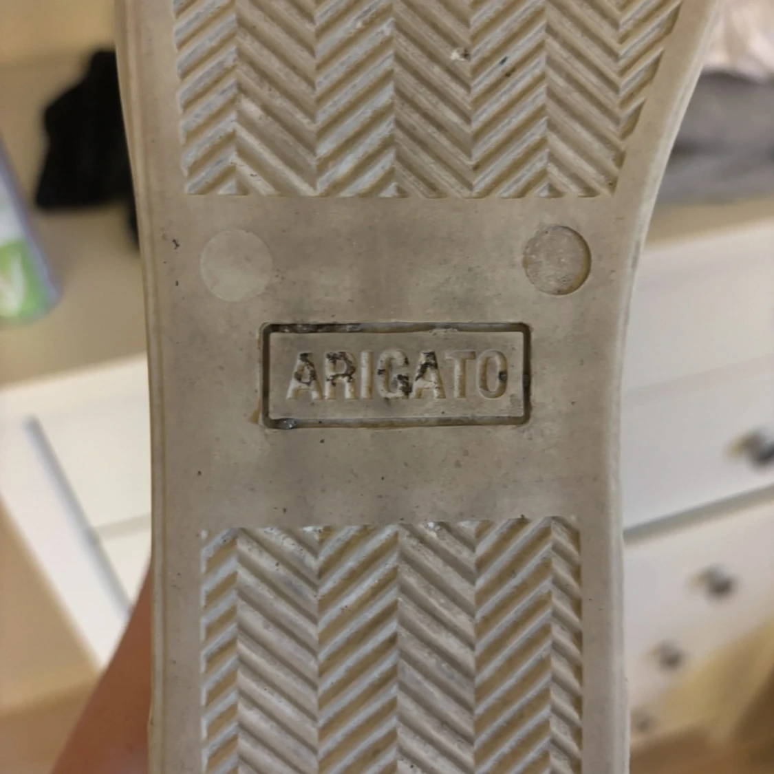 Beige sneakers från Axel Arigato i mocka - 2