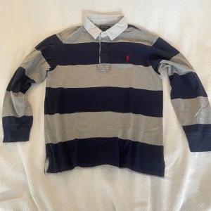 Ralph lauren skjorta - Säljer fet ralph lauren skjorta. Knappt använt och i väldigt bra skick. Storlek 12-14 år. Pris kan diskuteras. Skriv om du har frågor. 
