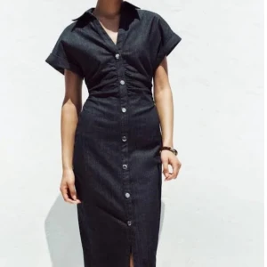 Zara klänning - Säljer den trendiga zara klänningen i storlek M. Helt ny använd 1 gång. Köpt för 500kr 