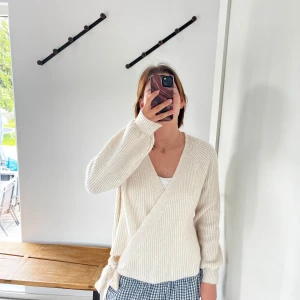 Beige omlott kofta med knytband - Supermysig ribbstickad beige omlottkofta med knytband på sidan. As nice till sommaren att ha över ett linne 💓