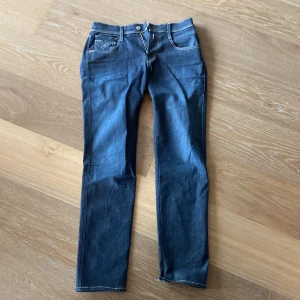 Mörkblå Replay jeansbyxor 30/32 - Snygga mörkblå jeans från Replay i klassisk femficksmodell. Byxorna har raka ben, normal passform och tydliga kontrastsömmar. Tillverkade i slitstarkt bomullsmaterial med en stilren look som passar till det mesta.