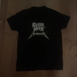 Guitar Hero Metallica tee - Så hard tröja vill knappt sälja den men men. Sitter bra på mig som är 183cm (70kg) size m