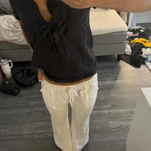 Vita linnebyxor med snörning - Passar 155/160 cm Säljer ett par vita linnebyxor med avslappnad passform och snörning i midjan. Byxorna har raka ben och är perfekta för varma dagar. Lätta och luftiga, passar dig som gillar en chill och stilren look. 
