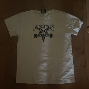 Vit Thrasher t-shirt med tryck - Vit t-shirt från Thrasher, sitter tight på mig som är 183 (70kg) snälla köp:)