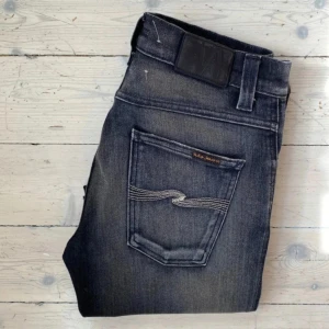 Nudie jeans  - Snygga Nudie jeans i modellen Slim Jim i mycket fint skick 🙌 🙌 Storlekslappen är borta men de är 29/32, skriv vid fråga 👍 