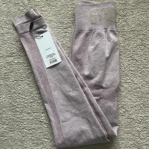 Ljuslila Gymshark Flex leggings XS - Supersnygga ljuslila Flex leggings från Gymshark med hög midja och  resår. Perfekta för träning eller chill, i mjukt och stretchigt material som sitter tight och bekvämt. Oanvänds 
