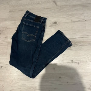 Mörkblå Replay jeans slim fit - Snygga mörkblå jeans från Replay med klassisk  och diskreta slitningar. Jeansen har slim passform och sitter väldigt snyggt på. Storlek 34/34. Skriv vid fundering eller frågor!