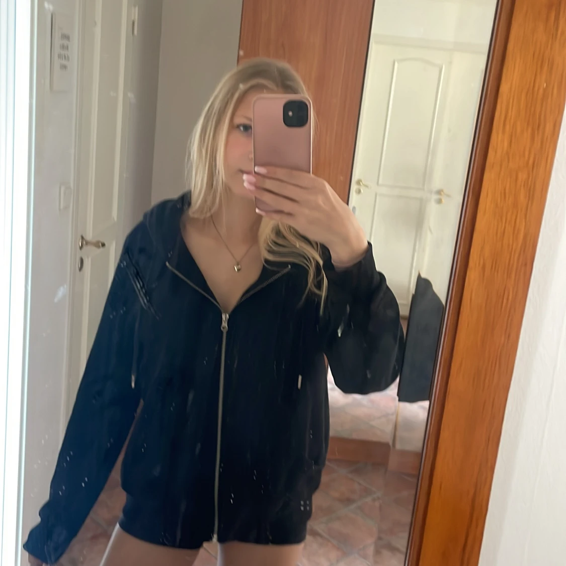 Svart zip hoodie med huva - 4