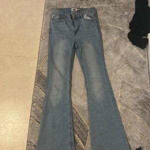 Bootcut jeans i ljusblå denim - Snygga ljusblå bootcut jeans från 157 med klassisk femficksmodell och dragkedja. Jeansen har en lätt utsvängd passform nertill och är tillverkade i mjuk denim. Perfekta för dig som gillar retrovibbar och vill ha en avslappnad men trendig look.