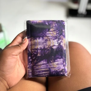 Handgjord anteckningsbok med batikmönster - En unik anteckningsbok med lila och gult batikmönster på omslaget. Perfekt för dig som vill skriva ner tankar, idéer eller skisser. Kompakt format som passar i väskan – snygg och praktisk för skolan, jobbet eller vardagen. Följ oss för mer på Instagram; @shop_with_tyra