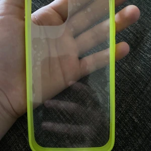 Detta är ett fodral till iPhone 12. - I mycket bra skick, jag har använt den en gång.