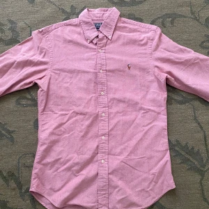 Rosa skjorta Polo Ralph Lauren slim fit - Klassisk rosa skjorta från Polo Ralph Lauren i slim fit-modell. Nypris: 1800kr. 