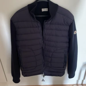 Moncler cardigan  - Tja! Säljer nu min riktigt feta moncler cardigan. Köpte från en leverantör för 2800 och nu säljs den för 1200, väldigt fint skick. Storlek XL men sitter mer som L!  NFC tag fungerar och allt ser bra ut på den! Hör av dig om du har mer frågor!!!