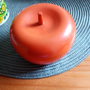 Vintage,Liten skål med lock av ett äpple orange - Vintage ,liten skål med lock i form av ett orange äpple med etikett under av formgivaren Skerfe Nilsson Uppsala. Mycket fint skick.