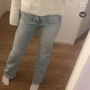 Ljusblå bootcut - Säljer ett par ljusblå jeans med raka ben och klassisk femficksdesign. Jeansen har normal passform och är tillverkade i denim med snygg tvättad look. Funkar för både XS/S💗