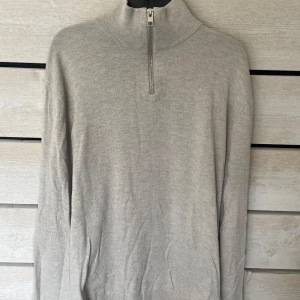 Ljusgrå stickad half zip  - Snygg ljusgrå stickad half zip. Skicket är bra med små tecken på användning Passar både S/M och priset går diskutera! 