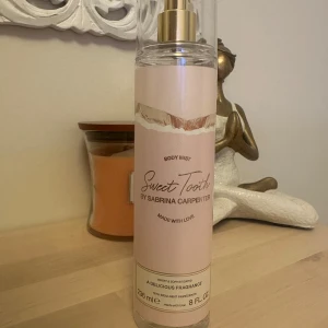 Sweet Tooth Body Mist Sabrina Carpenter - Body mist Sweet Tooth by Sabrina Carpenter. Säljer denna då jag istället köpte parfymen och nu inte får användning för body misten. Den luktar extremt gott! 