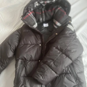 Burberry jacka/väst - Aldrig använd storlek M inköpt i vintras kan göras till väst kom privat vid frågor