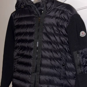 Moncler cardigan L - Säljer min moncler cardigan då jag inte använder så mycket, den är i fint skick och använt bara 4-5 gånger sen den köptes i oktober, nfc och qr koder funkar, har inget kvitto då den köptes på vinted därvar kvittot inte följdes med därför lite billigare pris, hör av er vid fler frågor!