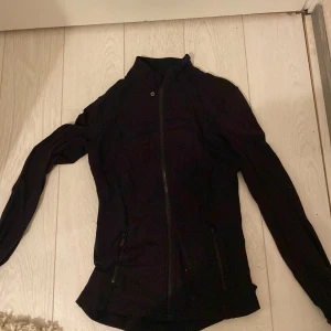 Svart träningsjacka från Lululemon - Selling a black define jacket from lululemon in the side 6/S. Good quality!