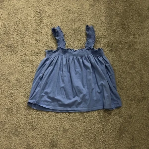 Blå linnetopp med volang från Kappahl - En jättegullig blus från Kappahl använd en gång och i nyskick💕