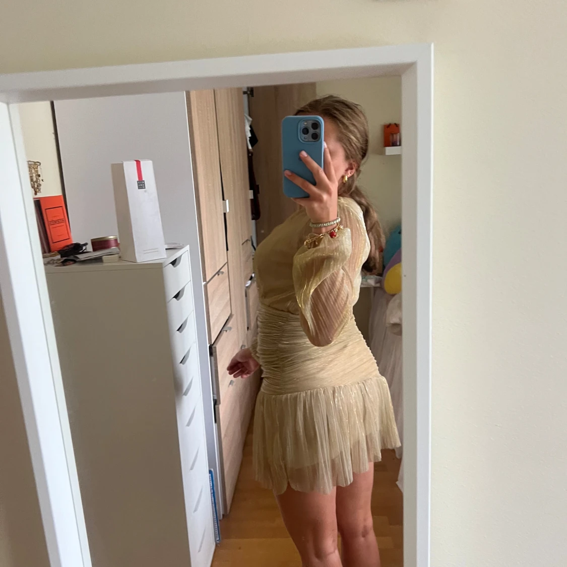 Kort volangklänning i guld - 4