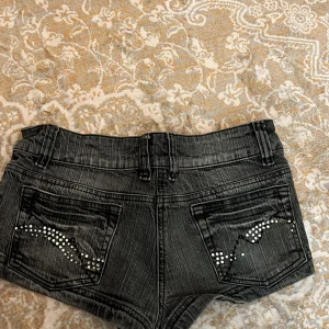 Lågmidjade jeansshorts  - Jätte fina lågmidjade shorts. De sitter som storlek S!  💕