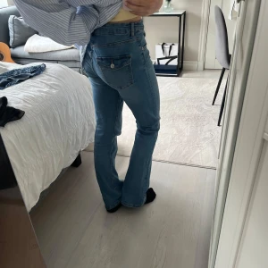 Utsvängda byxor från Gina Young - Utsvängda byxor från Gina Young med detaljer på fickorna. Storlek 164cm men passar mig som är 170cm lång. Säljer pga att de inte används.