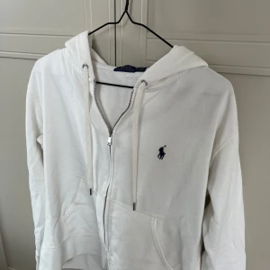 Ralph lauren hoodie  - Zip up hoodie/tröja från Ralph lauren. Säljer pga att den inte används. Storlek S men sitter med som XS skulle jag säga.