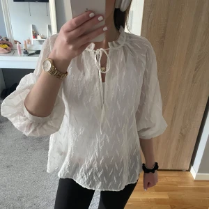 Vit blus Zara - En vit blus från zara som jag använt 1 gång för två år sedan. Det är som helt ny och kommer ej till användning för mig🤍