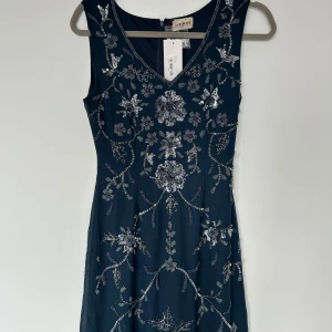 Paljettklänning Lace & Beads - Mörkblå från Lace & Beads i storlek S med prislappen kvar 💞