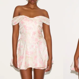 Offshoulder blommig kortklänning - Superfin kortklänning med offshoulder och utsvängd kjol. Klänningen är ljus med ett romantiskt blommigt mönster i rosa och beige toner. Den har en söt, draperad överdel och markerad midja. Perfekt för sommarens alla tillfällen! Säljer pga att den va lite för liten😢 men sjukt fin! Lappen kvar!