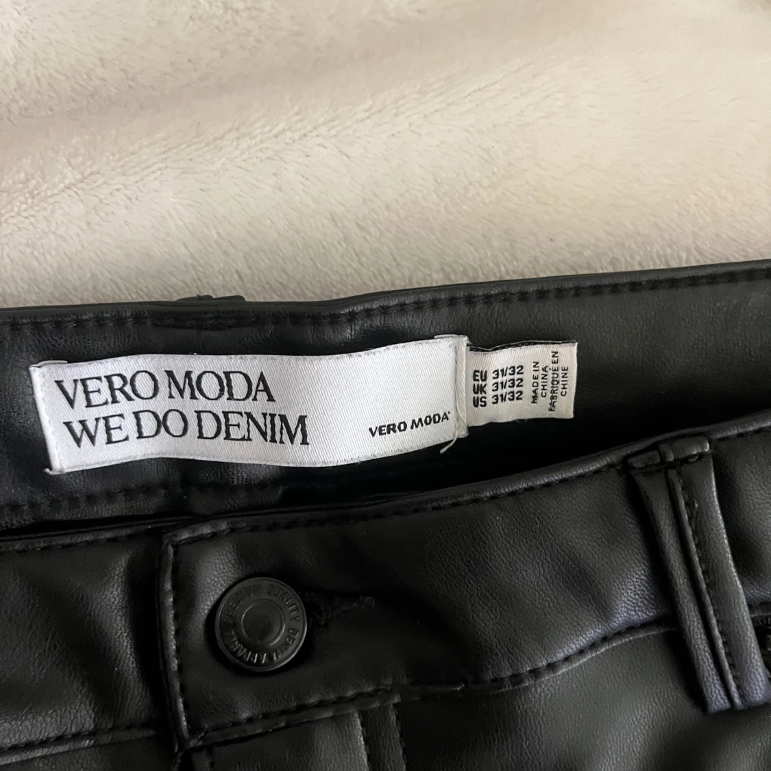 Svarta bootcut byxor i skinnlook Vero Moda - 4