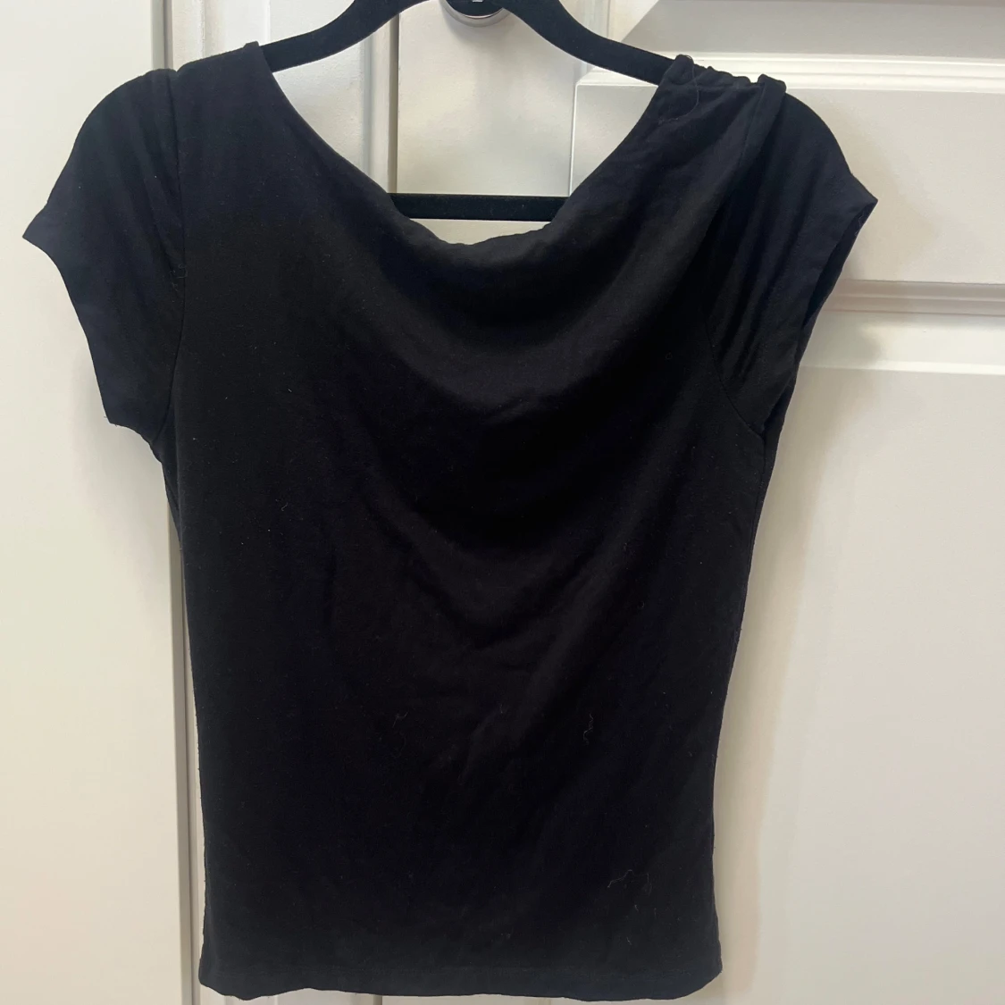 Svart topp med öppen rygg från Gina Tricot