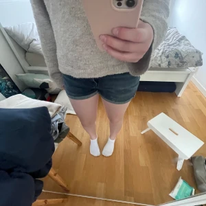 Mörkblå jeansshorts - Snygga mörkblå jeansshorts som jag själv gjort. Passar i storleken xs och s skulle jag tro. Dom är ganska stretchiga.💞