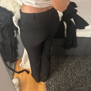 Svarta kostymbyxor  - Säljer ett par svarta kostymbyxor från Lindex, modell Fiona. Strl 34. Klassisk och stilren look som passar till många olika outfits. Säljer då dom är för små för mig🩷