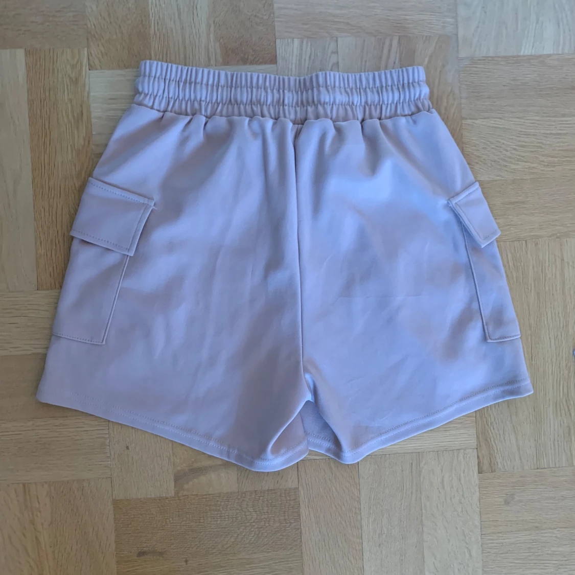 Ljuslila cargoshorts med snörning - 1